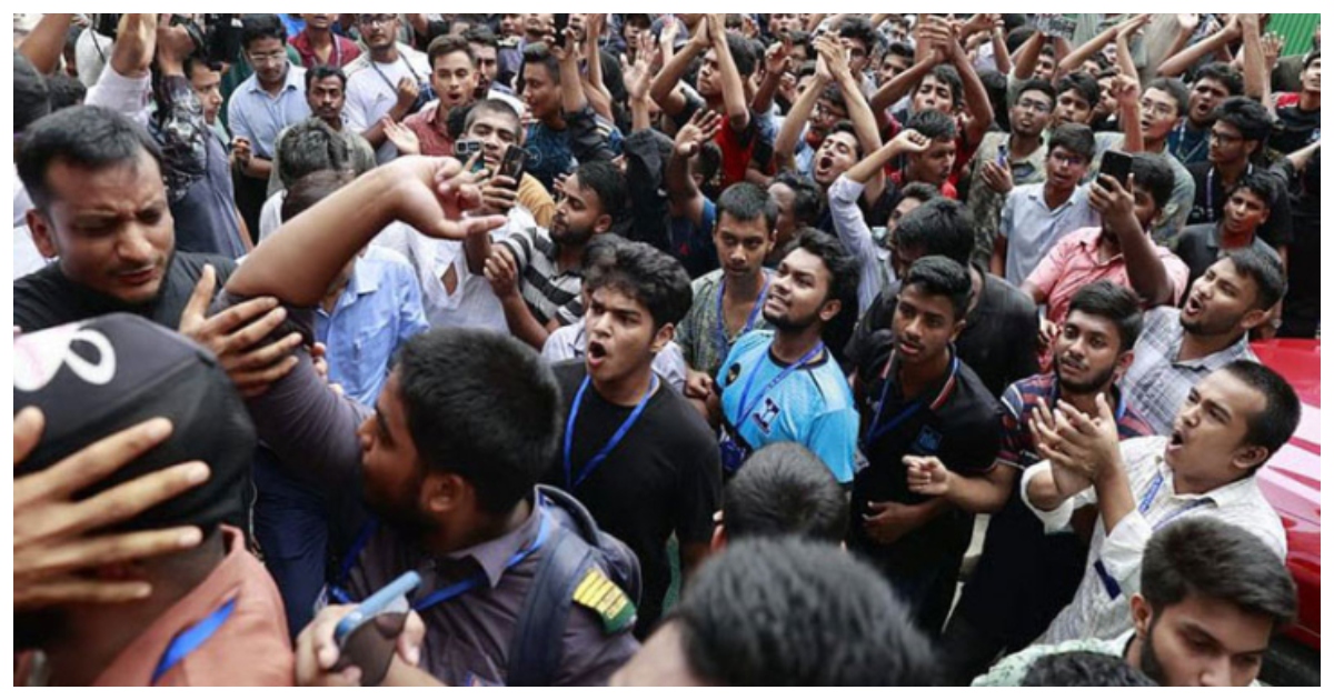 দাবি আদায়ে বিক্ষোভ করছে শিক্ষার্থীরা। ছবি: সংগৃহীত